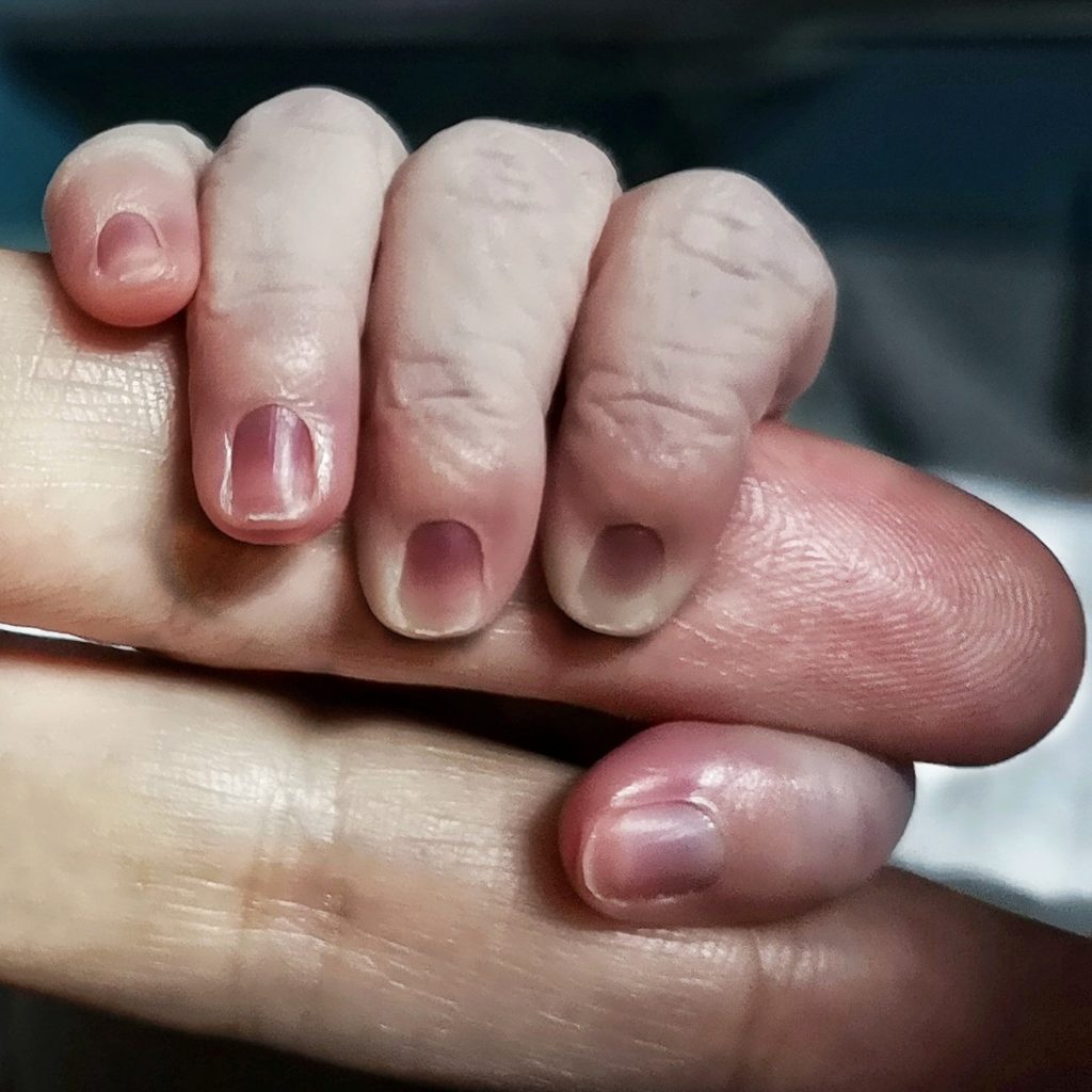 sesión de fotos mano bebé cogiendo dedo de su madre